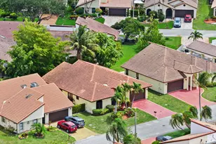 7039 Golf Pointe Cir, Tamarac, FL 33321 - Photo 2