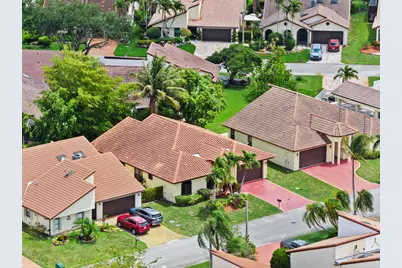 7039 Golf Pointe Circle, Tamarac, FL 33321 - Photo 2