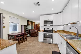 1010 Churchill Cir S, West Palm Beach, FL 33405 - Photo 10