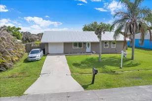 956 SE Browning Ave, Port Saint Lucie, FL 34983 - Photo 2
