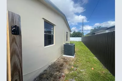 701 NW 74th Avenue, Hollywood, FL 33024 - Photo 6