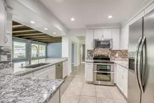 4359 Daffodil Cir N, Palm Beach Gardens, FL 33410 - Photo 6
