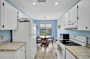 19 Stratford Dr E, Boynton Beach, FL 33436 - Photo 2