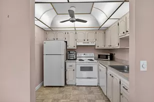 82 Flanders B, Delray Beach, FL 33484 - Photo 14