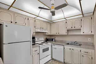 82 Flanders B, Delray Beach, FL 33484 - Photo 16