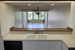 3635 Whitehall Dr, West Palm Beach, FL 33401 - Photo 6