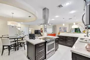 11377 Lakeview Dr, Coral Springs, FL 33071 - Photo 4