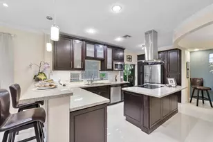 11377 Lakeview Dr, Coral Springs, FL 33071 - Photo 2