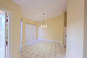 401 Springdale Cir, Palm Springs, FL 33461 - Photo 6