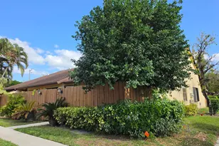 401 Springdale Cir, Palm Springs, FL 33461 - Photo 2