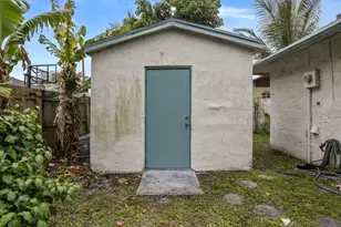 8230 SW 4th Pl, North Lauderdale, FL 33068 - Photo 22