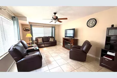 40 Essex Court #C, Royal Palm Beach, FL 33411 - Photo 4