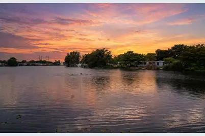 620 NW 215th Avenue, Pembroke Pines, FL 33029 - Photo 2