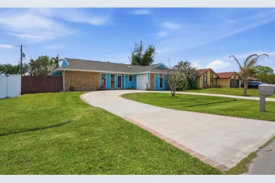 814 SE Celtic Avenue, Port Saint Lucie, FL 34983 - Photo 2
