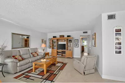 202 Wellington D, West Palm Beach, FL 33417 - Photo 4