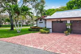 6329 Royal Manor Cir, Delray Beach, FL 33484 - Photo 2