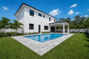 13044 Davie Oaks Dr, Davie, FL 33325 - Photo 2