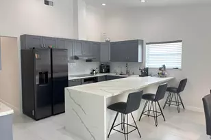330 Sandalwood Ln, Boca Raton, FL 33487 - Photo 2