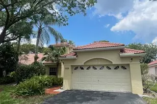 1328 Bayview Cir, Weston, FL 33326 - Photo 2