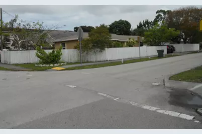 3290 NE 10th Avenue, Oakland Park, FL 33334 - Photo 2
