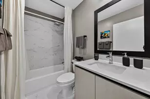 2535 NE 193rd St, Miami, FL 33180 - Photo 32