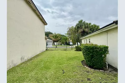 387 SW 206th Avenue, Pembroke Pines, FL 33029 - Photo 2