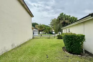 387 SW 206th Ave, Pembroke Pines, FL 33029 - Photo 2