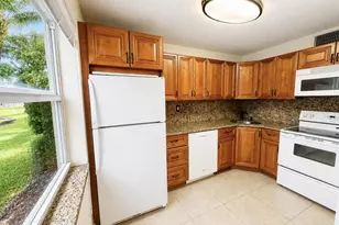 25 Colonial Club Dr, Boynton Beach, FL 33435 - Photo 4