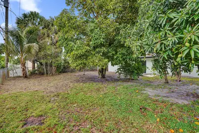 627 W Ilex Drive, Lake Park, FL 33403 - Photo 8