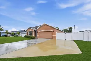 428 SE Fairchild Ave, Port Saint Lucie, FL 34984 - Photo 2