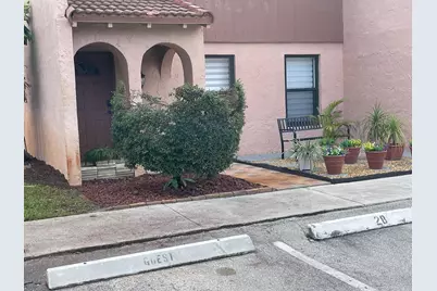 28 Madrid Lane, Davie, FL 33324 - Photo 2