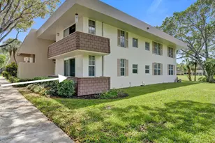 3621 Oaks Clubhouse Dr, Pompano Beach, FL 33069 - Photo 4