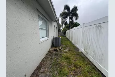 589 Cashiers Drive, West Palm Beach, FL 33413 - Photo 4
