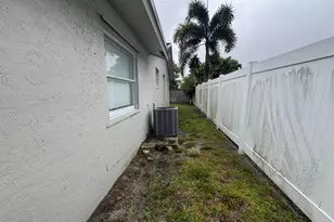 589 Cashiers Dr, West Palm Beach, FL 33413 - Photo 4