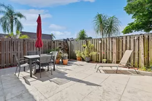 564 Springdale Cir, Palm Springs, FL 33461 - Photo 2