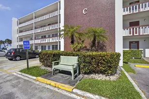 105 Greenbrier C, West Palm Beach, FL 33417 - Photo 2