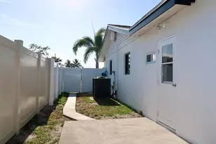 436 Fontana Dr, Palm Springs, FL 33461 - Photo 2