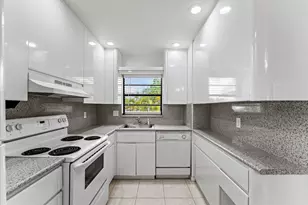 200 W Jacaranda Country Club Dr, Plantation, FL 33324 - Photo 14