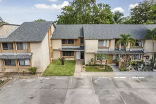 32 Wimbledon Lake, Plantation, FL 33324 - Photo 2