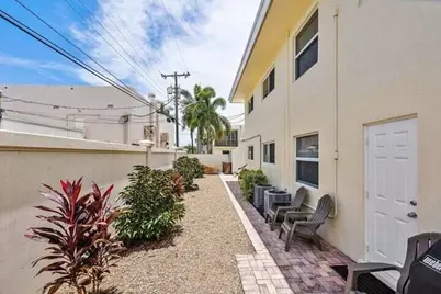1649 SE 4th Street, Deerfield Beach, FL 33441 - Photo 4