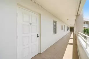 3800 Oaks Clubhouse Dr, Pompano Beach, FL 33069 - Photo 4