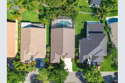 2016 Island Circle, Weston, FL 33326 - Photo 2