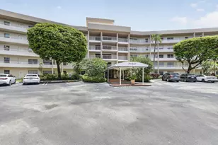 3900 Oaks Clubhouse Dr, Pompano Beach, FL 33069 - Photo 2