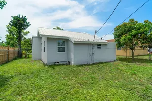 137 SW 9th Ave, Delray Beach, FL 33444 - Photo 2
