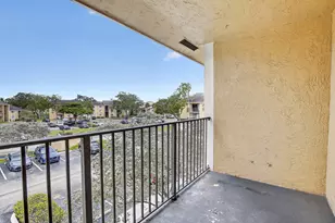 300 Palm Cir W, Pembroke Pines, FL 33025 - Photo 22