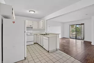 300 Palm Cir W, Pembroke Pines, FL 33025 - Photo 10