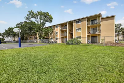 300 Palm Circle W, Pembroke Pines, FL 33025 - Photo 26