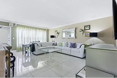 213 Wellington E, West Palm Beach, FL 33417 - Photo 2