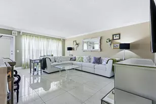 213 Wellington E, West Palm Beach, FL 33417 - Photo 2