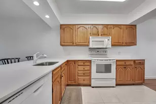 3075 Gardens E Dr, Palm Beach Gardens, FL 33410 - Photo 8